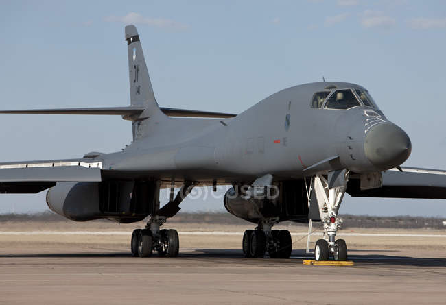 Texas, Dyess Air Force Base - 19 febbraio 2010: B-1B Lancer viene sottoposto a controlli pre-volo prima della missione di addestramento — Foto stock