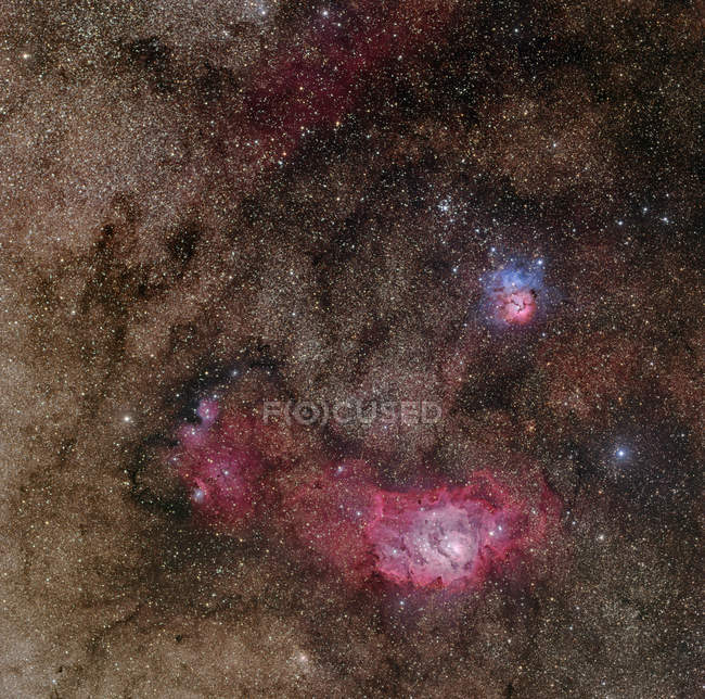 Región de formación estelar en la constelación de Sagitario con nebulosa laguna y nebulosa trífida - foto de stock