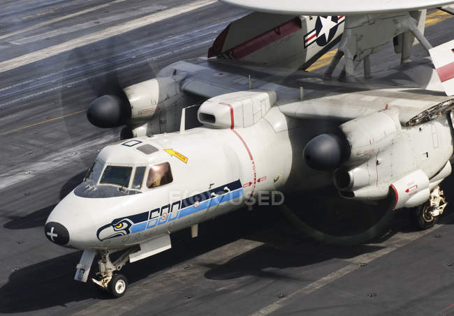 Afghanistan - Le 19 septembre 2010 : Un Hawkeye E-2C affecté aux Seahawks VAW-126 prêt à bord de l'USS Harry S. Truman pour une mission à l'appui de l'opération Enduring Freedom — Photo de stock