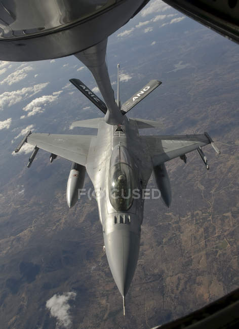 Brasile, Esercizio Cruzex V - 17 novembre 2010: rifornimento di carburante dell'Aeronautica Militare cilena F-16 Fighting Falcon — Foto stock