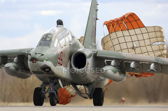 Rússia, Kubinka - 24 de abril de 2017: Avião de ataque Su-25 da Força Aérea Russa taxiando após o desembarque — Fotografia de Stock