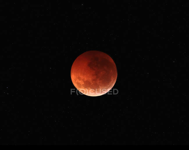 Totality phase of lunar eclipse during 2010 solstice — Stock Photo