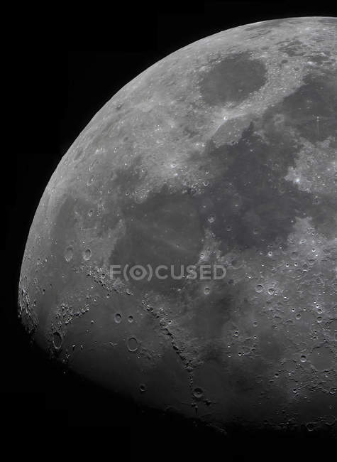 Конечность и терминатор воска гиббусной луны — стоковое фото