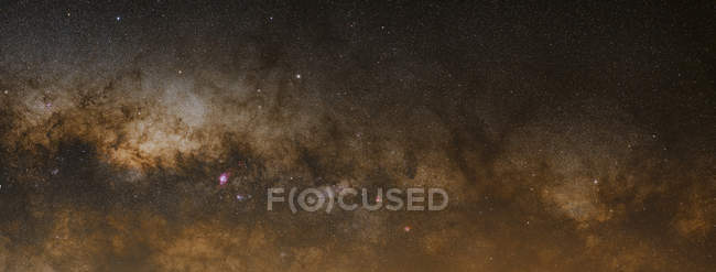 Panorama de la Vía Láctea incluyendo varias nebulosas y cúmulos - foto de stock