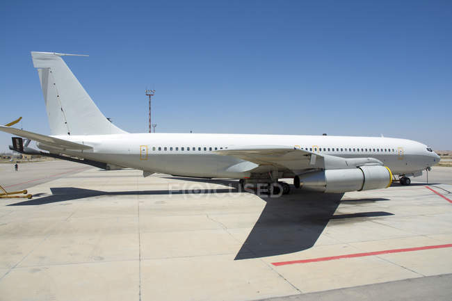 Israel, Base de la Fuerza Aérea Nevatim - 17 de mayo de 2015: Boeing 707 Re 'em of 120th Desert Giants Squadron parking - foto de stock
