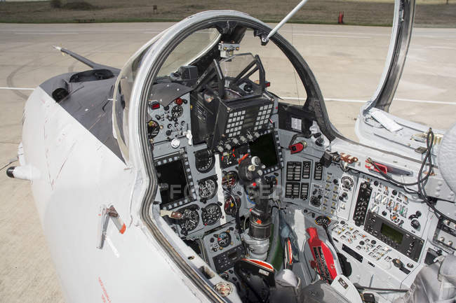 Romania, Camp Turzii - 1 aprile 2015: Potenziamento della cabina di pilotaggio in vetro della Lancer C dell'Aeronautica Militare Romena MiG-21 — Foto stock