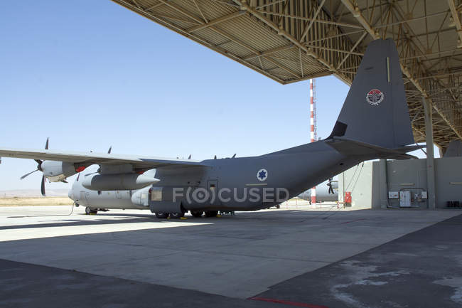 Base Aérea de Israel, Nevatim - 17 de mayo de 2015: Fuerza Aérea de Israel C-130J-30 Shimshon en rampa - foto de stock
