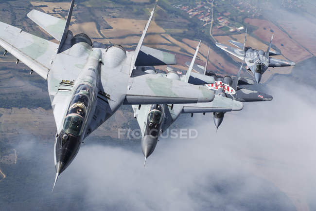 Bulgária, Base Aérea de Graf Ignatievo - 7 de outubro de 2015: aeronaves MiG-29s da Força Aérea da Bulgária e da Polónia voando juntas — Fotografia de Stock