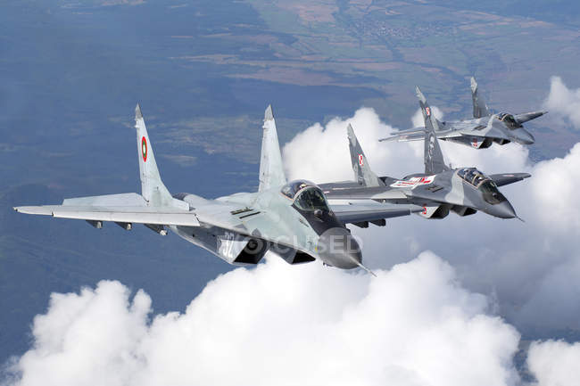 Болгария, авиабаза Граф Игнатьево - 7 октября 2015 г.: Самолеты МиГ-29 ВВС Болгарии и Польши, летящие вместе во время полячества — стоковое фото