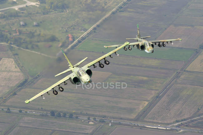 Болгарія, граф Ignatievo Air Base - 7 жовтня 2015: пара літаючих Болгарський військово-повітряних сил Sukhoi Су-25 — стокове фото