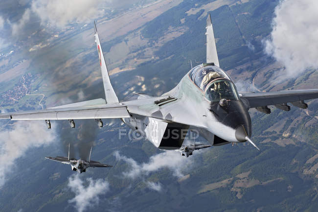 Bulgaria - 7 de octubre de 2015: par de aviones MiG-29 de la Fuerza Aérea Búlgara durante la misión de entrenamiento - foto de stock