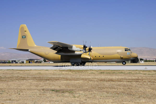 Турция, Конья - 26 июня 2013 г.: Королевские ВВС Саудовской Аравии C-130H-30 Hercules приземляются на авиабазе Конья во время международных учений 