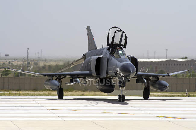 Turchia, Konya - 18 giugno 2014: Terminator F-4E-2020 dell'Aeronautica Militare Turca che partecipa all'esercitazione internazionale Anatolian Eagle 2014-2 — Foto stock