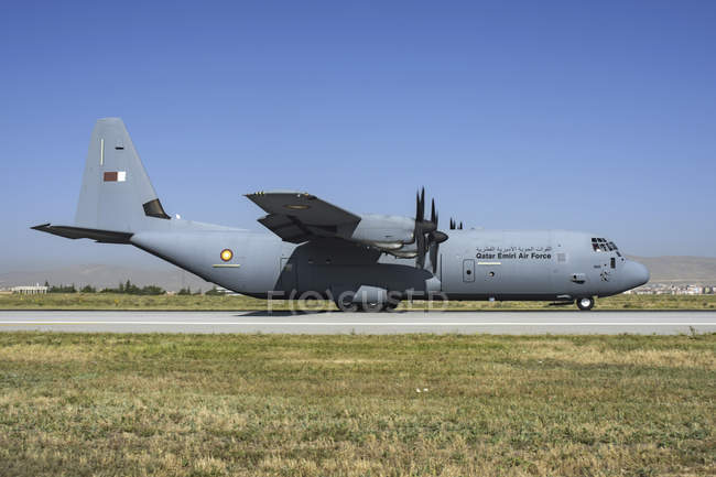 Turquia, Konya - 18 de junho de 2014: Força Aérea do Qatar Emiri C-130J-30 Hercules desembarca em Konya durante o Exercício Internacional Águia da Anatólia 2014-2 — Fotografia de Stock