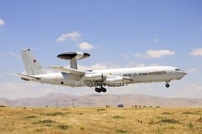 Турция, Конья - 26 июня 2013 г.: НАТО AWACS E-3A Sentry принимает участие в международных учениях 