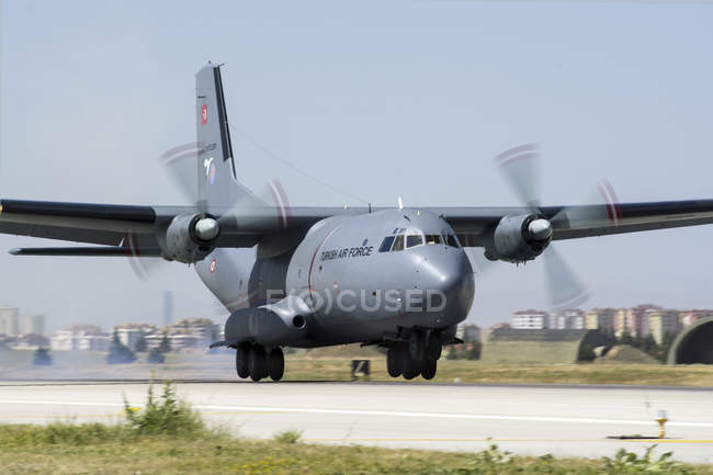 Türkei, Konya - 18. Juni 2014: Das Transportflugzeug Transall c-160 der türkischen Luftwaffe landet auf dem Luftwaffenstützpunkt Konya während eines internationalen Manövers anatolischer Adler 2014-2. — Stockfoto