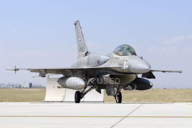 Turquie, Konya - 26 juin 2013 : Faucon du désert F-16E de la Force aérienne des Émirats arabes unis lors de l'exercice international Anatolian Eagle 2013-2 — Photo de stock