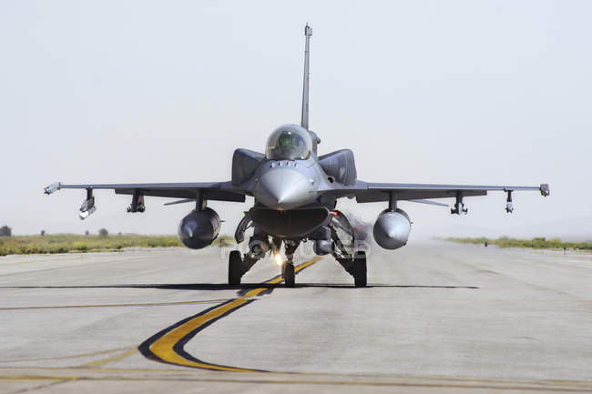 Turquía - 19 de junio de 2014: Fuerza Aérea moderna F-16D Block 50 + Fighting Falcon - foto de stock