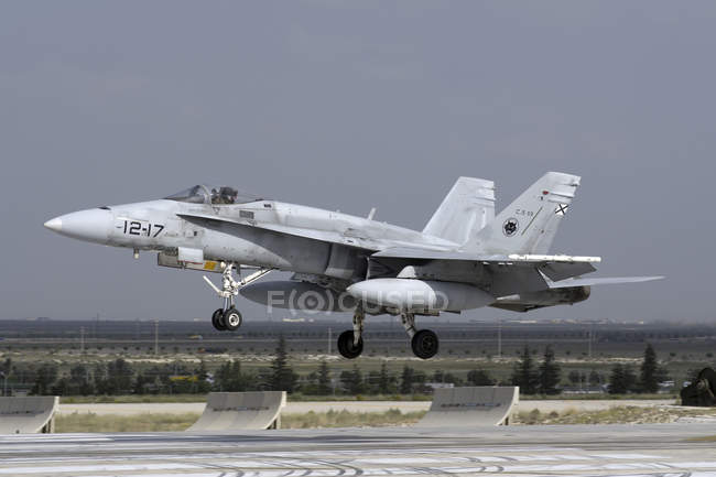 Турция, Конья - 18 июня 2014 года: Шершень EF-18M ВВС Испании принял участие в международных учениях 