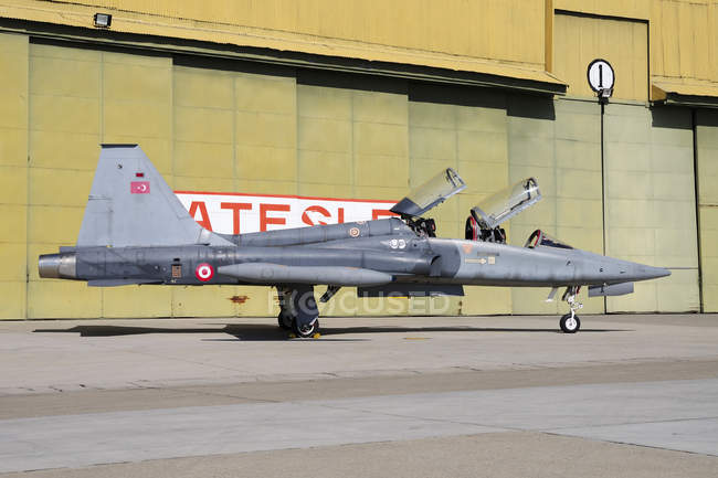 Türkei, Konya - 26. Juni 2013: Türkische Luftwaffe f-5b-2000 Freiheitskämpfer bei internationaler Übung anatolischer Adler 2013-2 — Stockfoto
