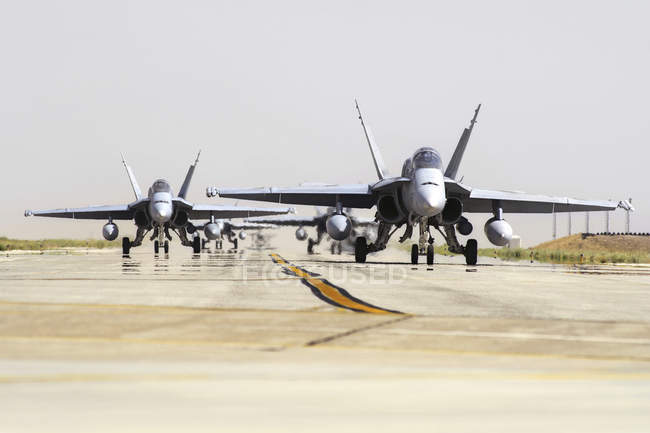 Турция, Конья - 19 июня 2014 года: Шершни EF-18M ВВС Испании участвуют в международных учениях 