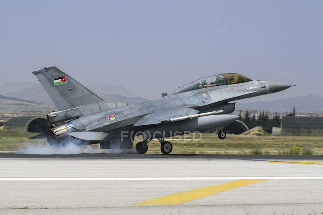 Türkei, Konya - 18. Juni 2014: Royal Jordanian Air Force f-16bm Landung auf der Landebahn während der Teilnahme an der internationalen Übung anatolischer Adler 2014-2 — Stockfoto