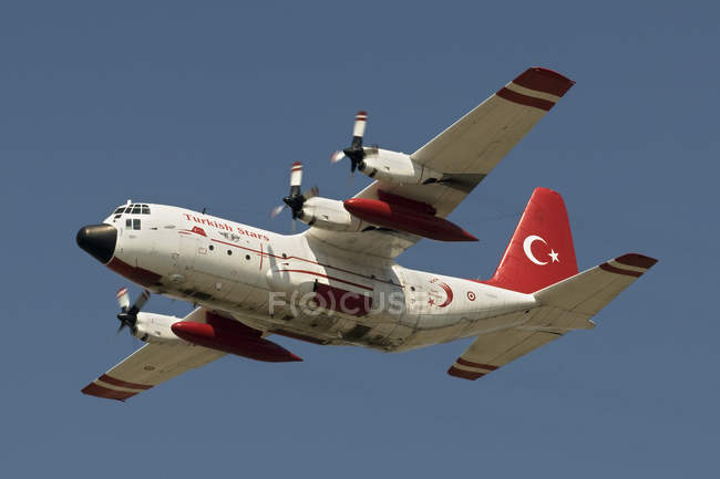 Turquie, Izmir - 4 juin 2011 : Hercules C-130E de l'armée de l'air turque portant un schéma de peinture des étoiles turques pendant le survol — Photo de stock