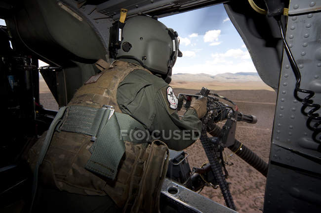 Neu mexiko, kirtland air force base - 25. august 2012: hh-60g pflastern hawk gunner des 512. rettungsgeschwaders schießen gau-17 / a — Stockfoto