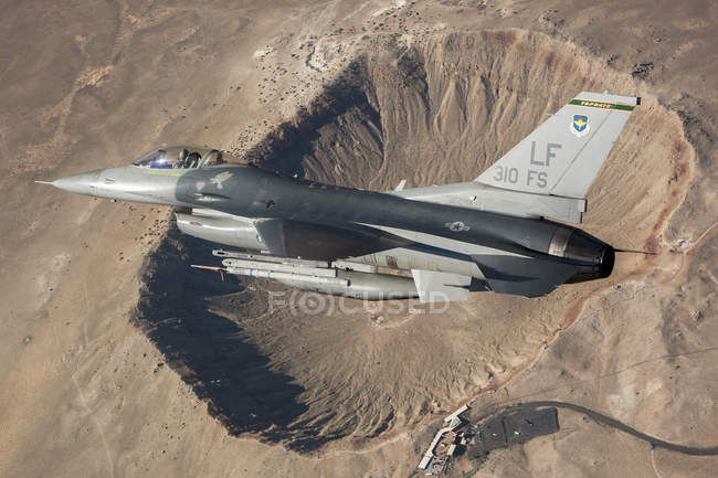 Arizona's Meteor Crater - December 4, 2013: F-16C Fighting Falcon flying — Stock Photo