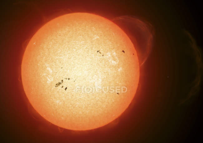 Sol con manchas solares oscuras visibles en la superficie en el espacio exterior - foto de stock