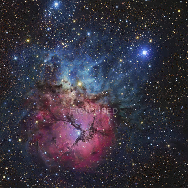 Nuvole di gas incandescente si mescolano con corsie di polvere nella nebulosa di Trifid — Foto stock