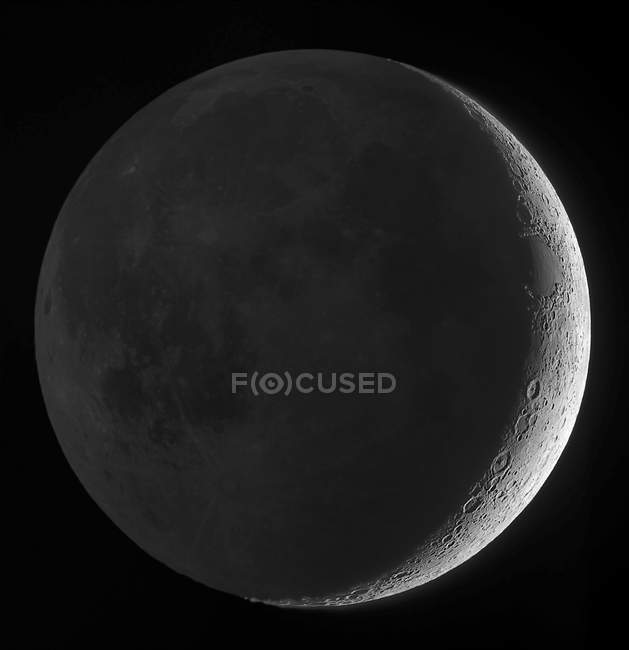 Mond mit Erdschein auf schwarzem Hintergrund in hoher Auflösung — Stockfoto