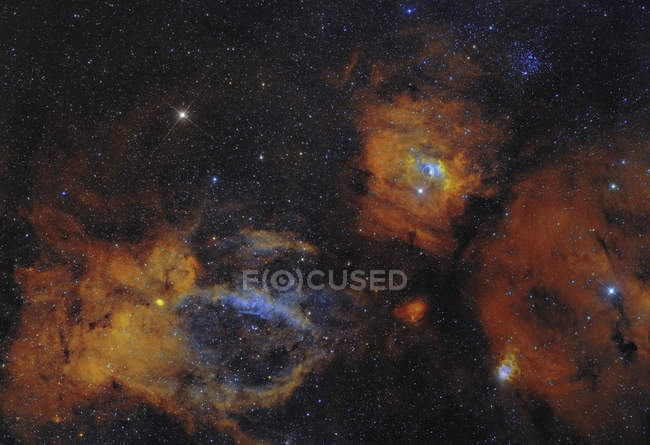 Nebulosa Burbuja y cúmulo de estrellas abiertas en la constelación de Cassiopeia - foto de stock