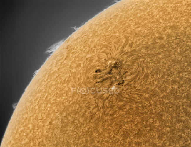 Sol amarillo con prominencias solares en alta resolución - foto de stock