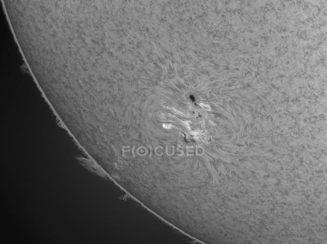H-альфа-Солнце с солнечными пятнами и солнечными выступлениями в открытом космосе — стоковое фото