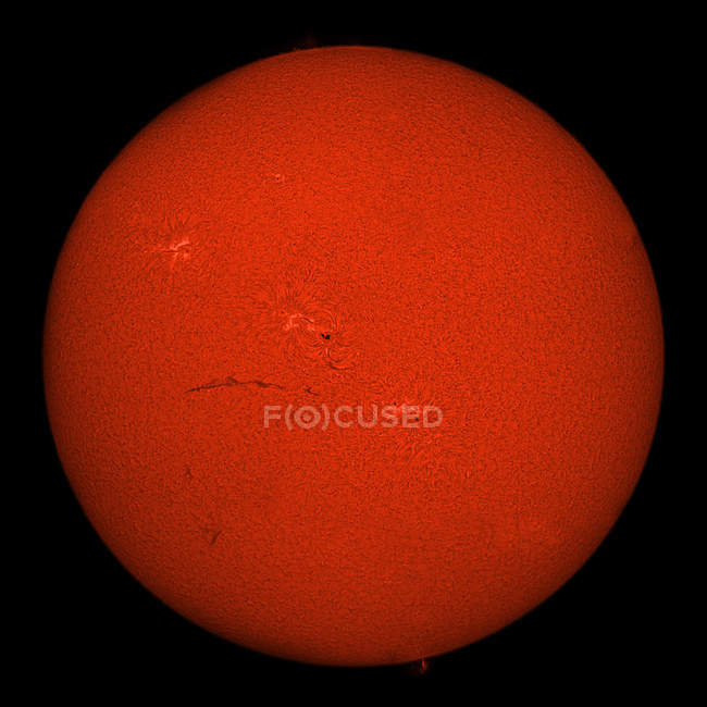 H-альфа сонце у червоний колір з активного відпочинку та ниток на чорному фоні — Stock Photo