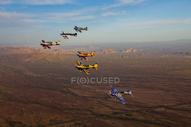 Арізона, Меса - 6 квітня 2013: Додаткові 300 пілотажних літак політ у формуванні на тренуванні Aps — стокове фото
