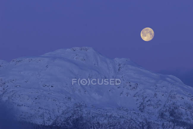 Moonset at Dawn, New Aiyansh, Columbia Británica, Canadá - foto de stock