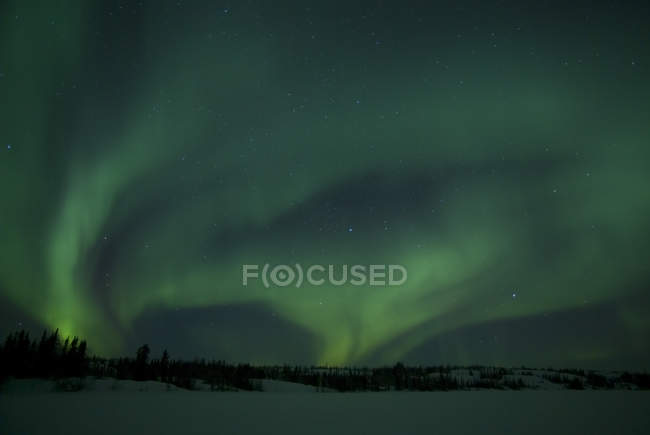 Aurore verte au-dessus du lac Far, Yellowknife, Territoires du Nord-Ouest, Canada — Photo de stock