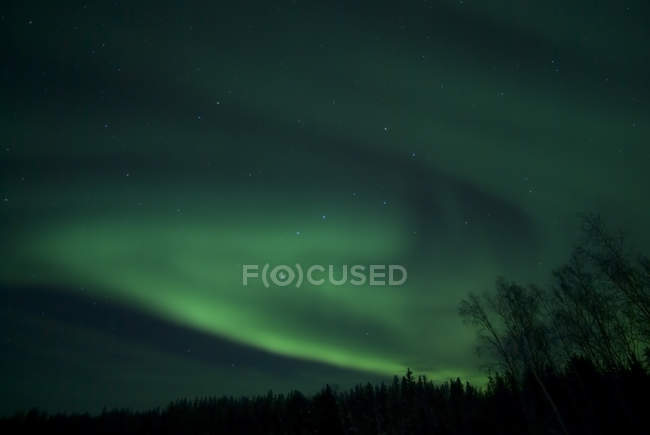 Aurora verde acima de Far Lake, Yellowknife, Territórios do Noroeste, Canadá — Fotografia de Stock