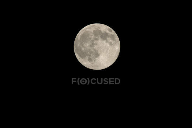 Luna llena sobre fondo negro en alta resolución - foto de stock