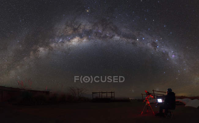 Chile, Atacama Desert - June 24, 2014: Astronomer with telescope looking at Milky Way — Stock Photo
