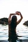Junge schöne Frau Badeanzug in Entspannung am Strand — Stockfoto