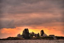 Lever de soleil sur l'île Basket sur la côte du Maine — Photo de stock
