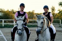 Persone a cavallo nella classe di equitazione — Foto stock