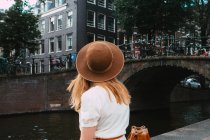Retrato de chica con sombrero y vestido en la calle en Amsterdam - foto de stock
