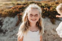 Портрет школьницы с веснушками, улыбающейся в камеру — стоковое фото