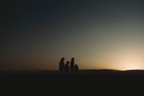 Силует чотирьох молодих сестер на пляжі під час заходу сонця — стокове фото
