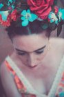 Mujer adulta vestida y maquillada como Frida - foto de stock
