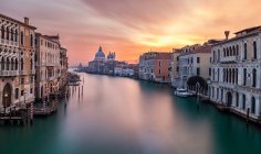 Venezia Alba sul ponte accademico nella splendida mattinata invernale — Foto stock
